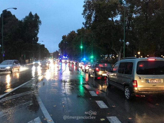 Archivo - Imagen de tráfico con lluvia en Sevilla