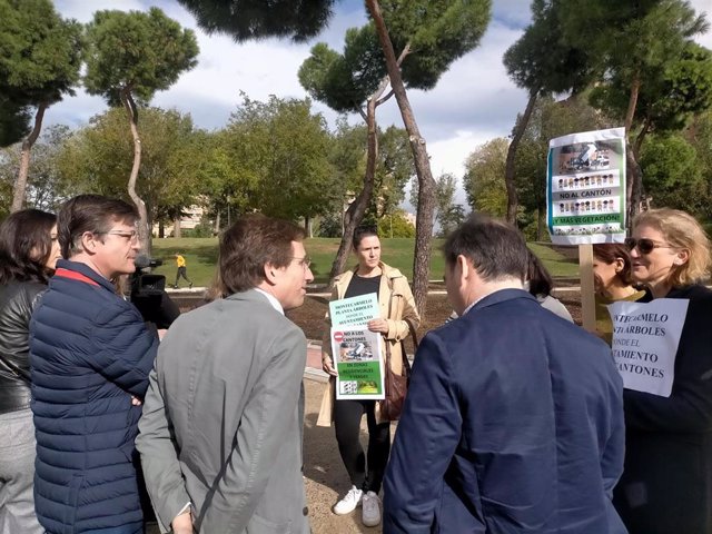 El alcalde de Madrid, José luis Martínez-Almeida, habla con los vecinos que protestan por el cantón de Montecarmelo