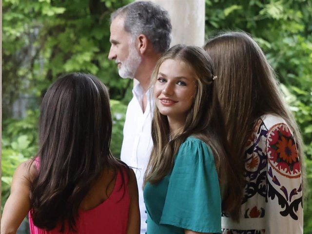 La Princesa Leonor mira sonriente a la cámara durante la visita de la Familia Real este verano a los Jardines de Alfàbia durante sus tradicionales vacaciones estivales en Mallorca