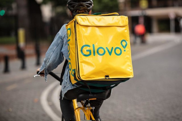 Archivo - Un 'rider' de Glovo