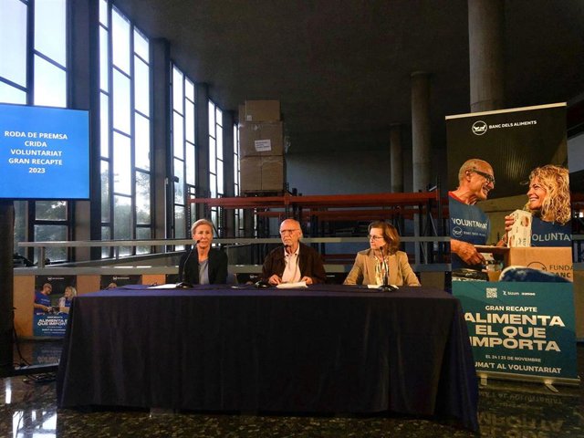 La vicepresidenta del Banc d'Aliments de Barcelona, Roser Brutau; el representante de los cuatro Bancs d'Aliments de Catalunya, Lluís Fatjó-Vilas; y la directora del Banc d'Aliments de Barcelona, Elisabet Viladomiu en rueda de prensa este miércoles