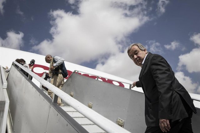20 October 2023, Egypt, Arish: United Nations Secretary-General Antonio Guterres (R) arrives at El Arish International Airport, before his visit to the Rafah border crossing between Egypt and the Gaza Strip. The UN has called for the crossing - the only b