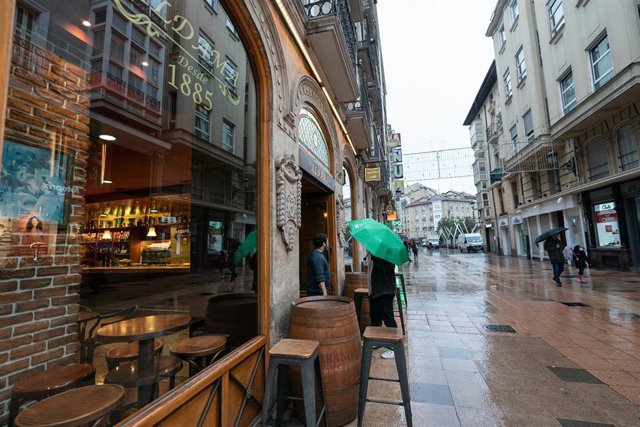 Archivo - Día lluvioso en Vitoria-Gasteiz