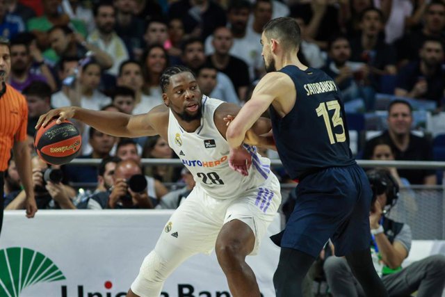 Archivo - Guerschon Yabusele ante Tomas Satoransky en un Real Madrid-Barça