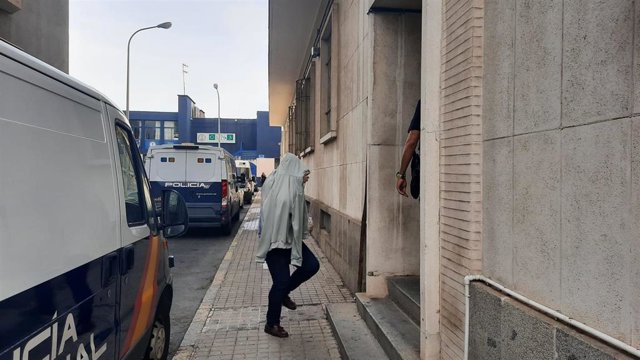Uno de los acusados entra en la Audiencia de Huelva el primer día de juicio.