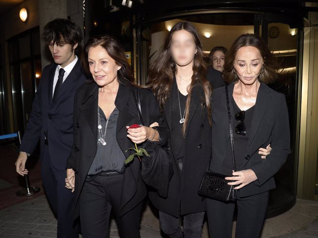 Nuria González acompañada por sus dos hijos, Iván y Alma, y por Isabel Preysler salen del tanatorio de La Paz