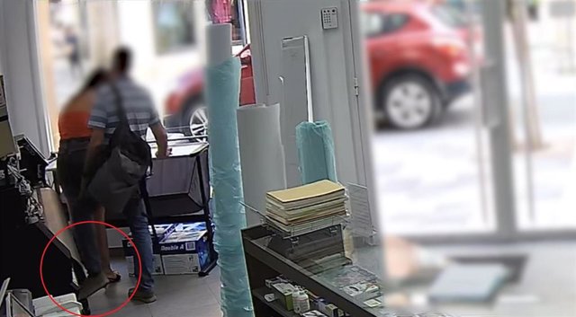 El detenido acusado de grabar bajo la falda de una comerciante de El Ejido (Almería) con una cámara oculta en el pie es captado por una cámara de seguridad del establecimiento.
