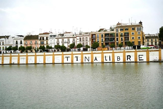 Restos de la pintada en la zapata del río con un mensaje de apoyo al pueblo palestino.