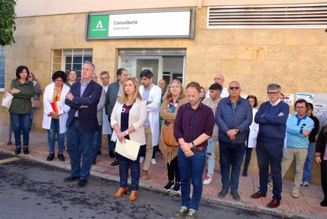 Concentración de repulsa a la agresión frente al consultorio de Guarromán/Archivo