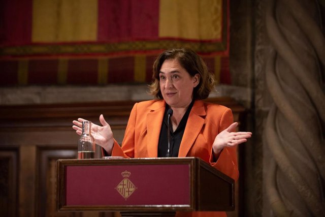 Archivo - La alcaldesa de Barcelona, Ada Colau, interviene durante la presentación de las novedades sobre la transformación del Espai Barça, en el Saló de Cent del consistorio, a 28 de abril de 2022, en Barcelona, Catalunya (España)