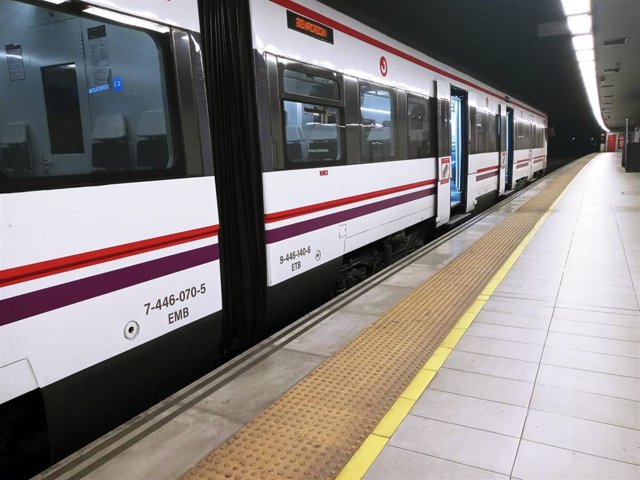 Archivo - Un tren de Cercanías en el interior de una estación soterrada, en una imagen de recurso.