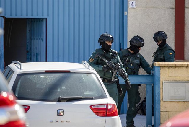 Archivo - Imagen de archivo de fectivos de la Guardia Civil durante una operación contra el narcotráfico en Huelva en 2020.