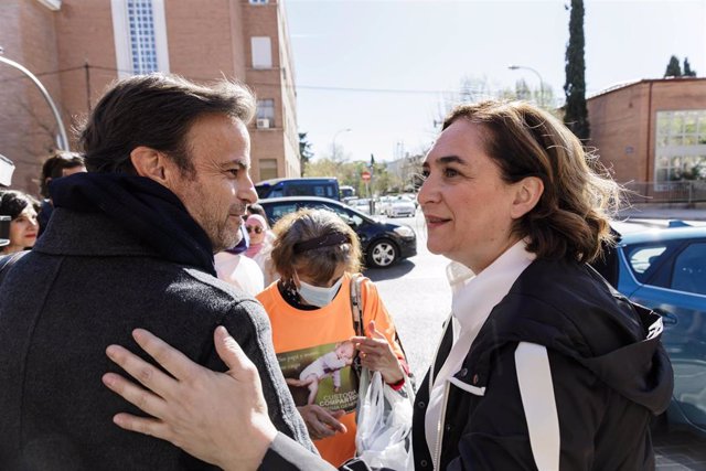 Archivo - La alcaldesa de Barcelona, Ada Colau, saluda al presidente del grupo parlamentario de Unidas Podemos en el Congreso, Jaume Asens, a su llegada al acto 'Hoy empieza todo' de la plataforma Sumar, en el polideportivo Antonio Magariños, a 2 de abril