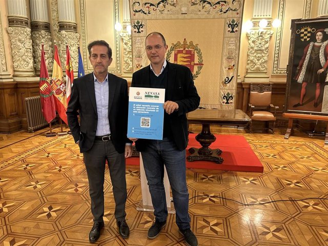 El gerente de Nevasa, Fernando Fernández, y el concejal de Medio Ambiente, Alejandro García Pellitero.