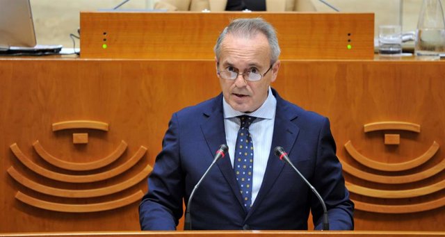 El consejero de Infraestructuras, Transporte y Vivienda, Manuel Martín, comparece en la Asamblea de Extremadura