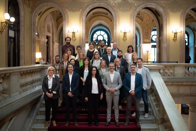 Una veintena de representantes del mundo local han seguido en el Parlament la moción de ERC sobre la MAT