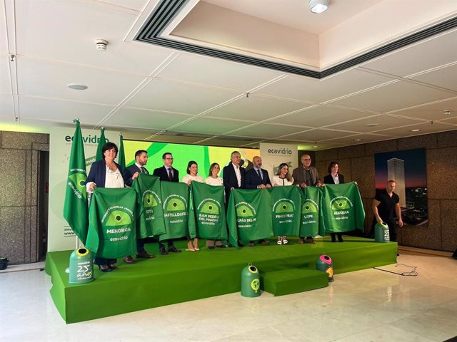 Ecovidrio entrega las banderas verdes 2023 a nueve municipios costeros por su compromiso con el reciclaje de vidrio.
