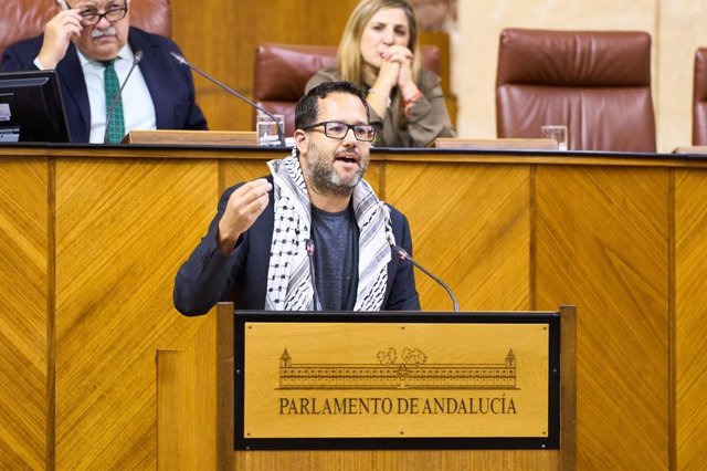 El portavoz del Grupo Mixto-Adelante Andalucía, José Ignacio García, este jueves en la tribuna de oradores del Parlamento portando el pañuelo palestino.