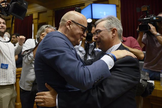 Archivo - José Manuel Baltar  y el nuevo presidente de la Diputación de Ourense, Luis Menor, durante la toma de posesión de su cargo, a 17 de julio de 2023