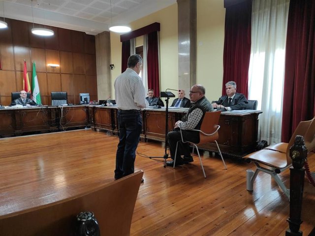 Archivo - Muestran al acusado durante el juicio la navaja empleada/Archivo