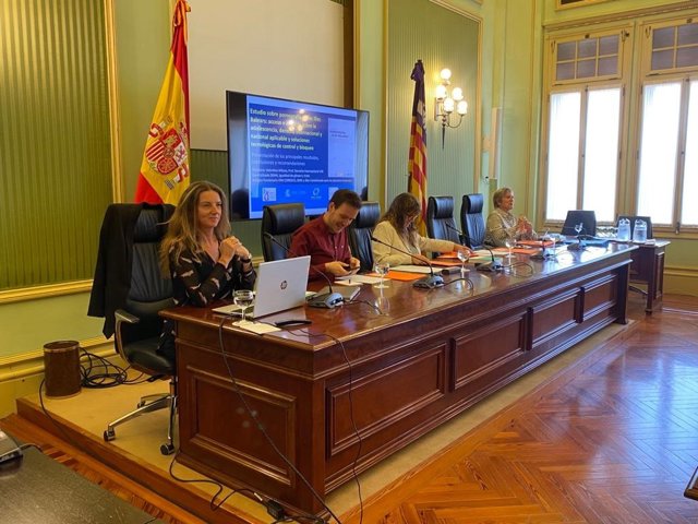 La profesora de la Universitat de les Illes Balears (UIB) y autora del estudio sobre pornografía en Baleares, Valentina Milano (i), durante la presentación del informe en el Parlament.