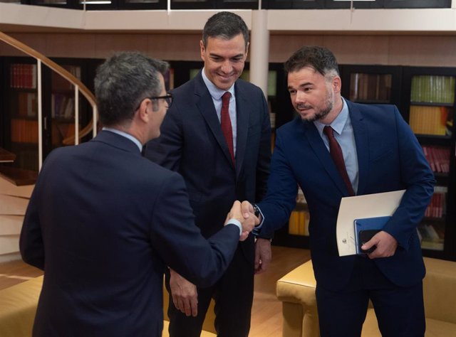 (I-D) El ministro de la Presidencia, Félix Bolaños, y el presidente del Gobierno en funciones, Pedro Sánchez reciben al portavoz de ERC, Gabriel Rufián, durante su ronda de contactos, a 11 de octubre de 2023, en Madrid (España). El presidente del Gobierno