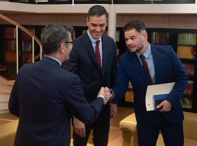 El ministre de Presidència, Félix Bolaños, el president del Govern central en funcions, Pedro Sánchez, i el portaveu d'ERC, Gabriel Rufián