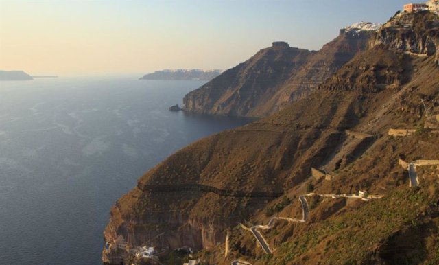 El pintoresco paisaje de la caldera de Santorini hoy.
