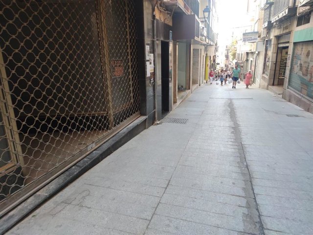 Archivo - Negocio cerrado en la calle Espartería.