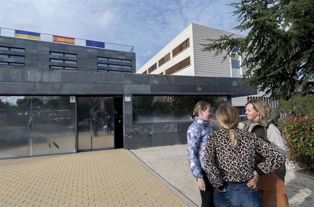 Archivo - Tres mujeres conversan en uno de los tres centros habilitados para refugiados de Ucrania, a 10 de marzo de 2022, en Pozuelo de Alarcón, Madrid (España). 