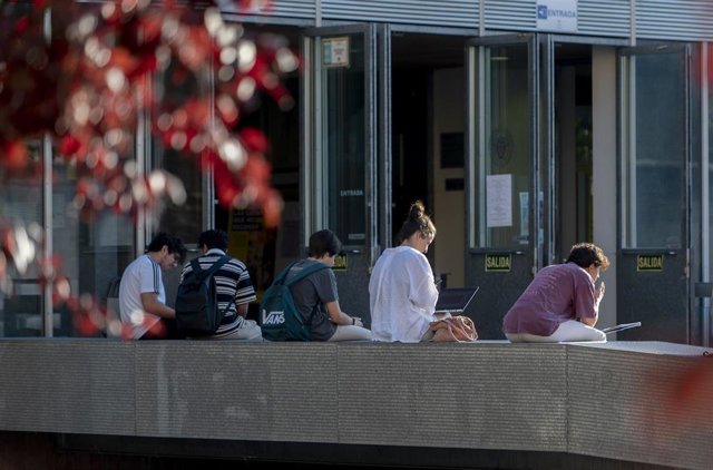 Archivo - Estudiantes esperan a que comience un examen de la convocatoria extraordinaria de la Evaluación para el Acceso a la Universidad (EvAU), en el exterior de la Facultad de Farmacia de la UCM, a 4 de julio de 2023, en Móstoles, Madrid (España). 