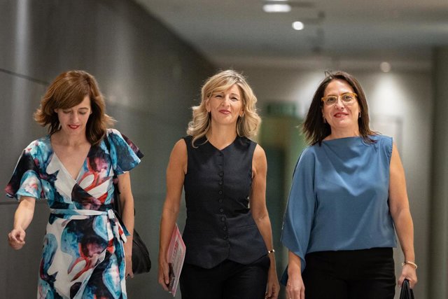 (I-D) La portavoz de Sumar en el Congreso, Marta Lois; la líder de Sumar, Yolanda Díaz, y la diputada Esther Gil a su llegada una rueda de prensa tras reunirse con el Rey Felipe VI, en el Congreso, a 2 de octubre de 2023, en Madrid (España). 