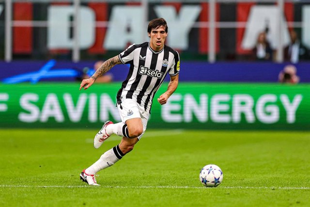 Archivo - Sandro Tonali, durante un partido con el Newcastle United.