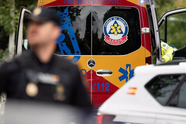 Una ambulancia junto al fuego en el Colegio Mayor Nuestra Señora de África en Ciudad Universitaria, a 24 de octubre de 2023, en Madrid (España). 