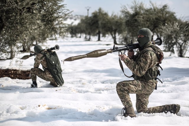27 January 2022, Syria, Aleppo: Soldiers from the Turkish-backed Syrian National Army take part in a military exercise in the countryside of Aleppo governorate amid extreme winter weather. Photo: Anas Alkharboutli/dpa