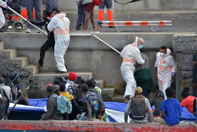 Decenas de migrantes llegan en un cayuco, 