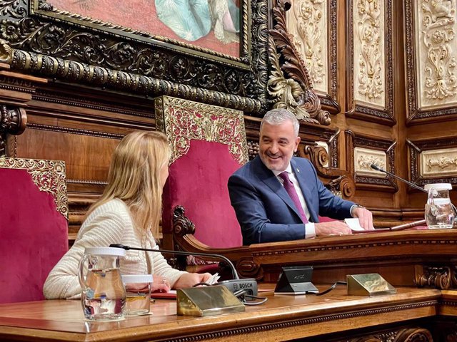 La tinent d'alcalde de Barcelona Maria Eugènia Gay i l'alcalde, Jaume Collboni, en el ple de l'Ajuntament