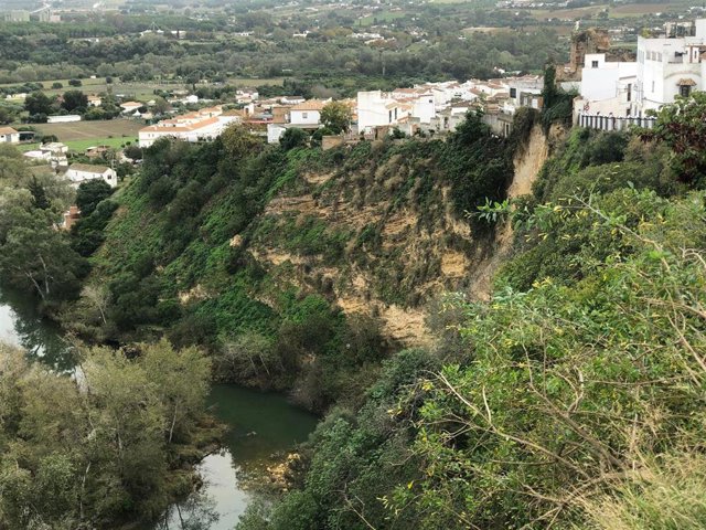 Vista de la zona afectada por el desprendimiento en la Peña Vieja de Arcos de la Frontera.