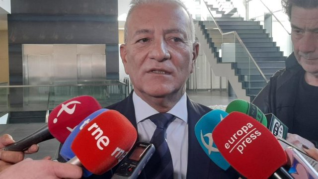 El delegado del Gobierno, Francisco Mendoza, atiende a los medios en Badajoz