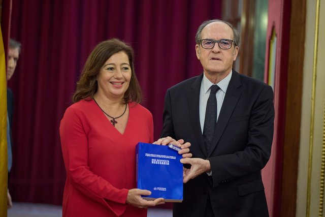 El Defensor del Pueblo, Ángel Gabilondo, y la presidenta del Congreso de los Diputados, Francina Armengol, posan durante el acto de presentación del informe del Defensor del Pueblo sobre denuncias por abusos sexuales en el ámbito de la Iglesia.