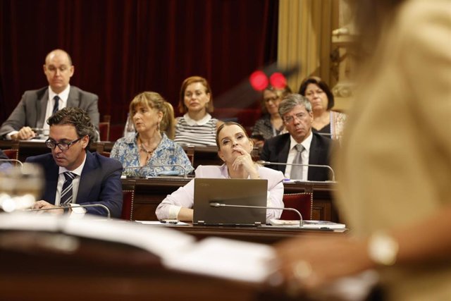Archivo - La presidenta del Govern, Marga Prohens, escuchando la intervención de la portavoz de Vox, Idoia Ribas, en la sesión de investidura del pasado julio.