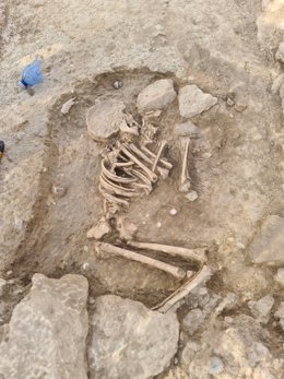Un grupo de investigadores del VI Curso de Arqueología de Riba-roja encuentra un esqueleto infantil en el yacimiento visigodo de València La Vella