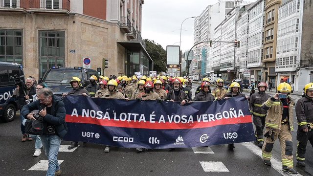 AMP.- Unos 300 bomberos comarcales reclaman medios y personal en una nueva protesta en la que instan a negociar