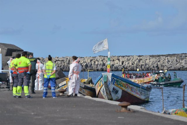 Una embarcación de la Guardia Civil traslada a uno de los cayucos que ha llegado al puerto de La Restinga, en Canarias, en foto de archivo.