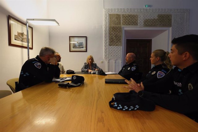 La vicealcaldesa de Toledo y concejal de Seguridad, Inés Cañizares, se reúne con la Policía Local.