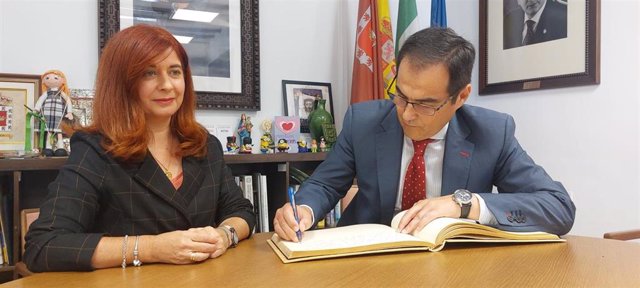 Nieto firma en el libro de honor de la ciudad en presencia de la alcaldesa de Úbeda