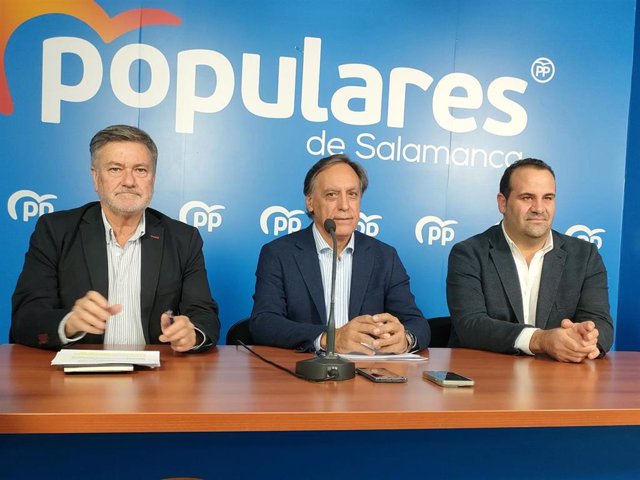 El alcalde de Salamanca, Carlos García Carbayo (c), en un acto de su partido, PP, en compañía de sus compañeros de formación Francisco Vázquez (i) y David Mingo (d)