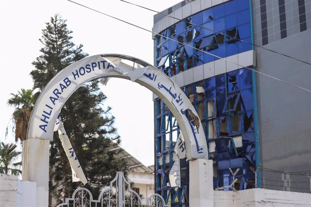 18 October 2023, Palestinian Territories, Gaza City: A general view of the devastation caused by the attack on the Ahli Arab Hospital, which killed dozens of civilians. Photo: Mohammad Abu Elsebah/dpa