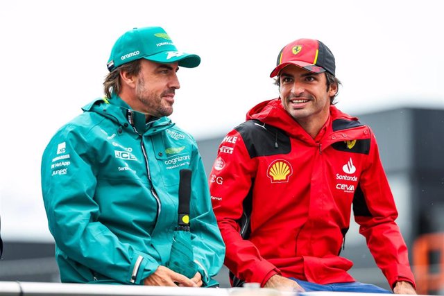 Archivo - Fernando Alonso y Carlos Sainz