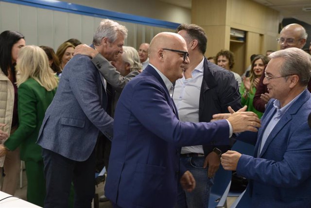El presidente de la Xunta de Galicia, Alfonso Rueda (i) y el presidente del PP de Ourense, Manuel Baltar (d) saludan a los asistentes durante una junta directiva en la que renuncia a liderar el partido en Ourense, en la sede del partido, a 27 de octubre d